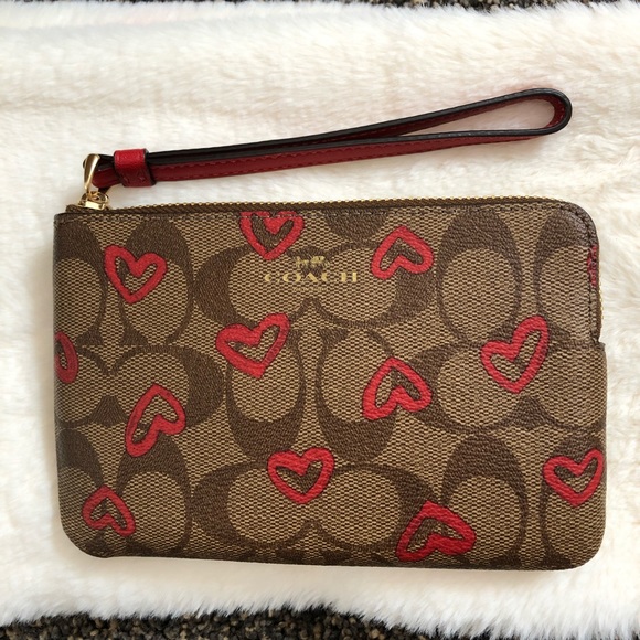 ❌Sold❌🔥Corner Zip Wristlet With Hearts Print - Picture 5 of 8